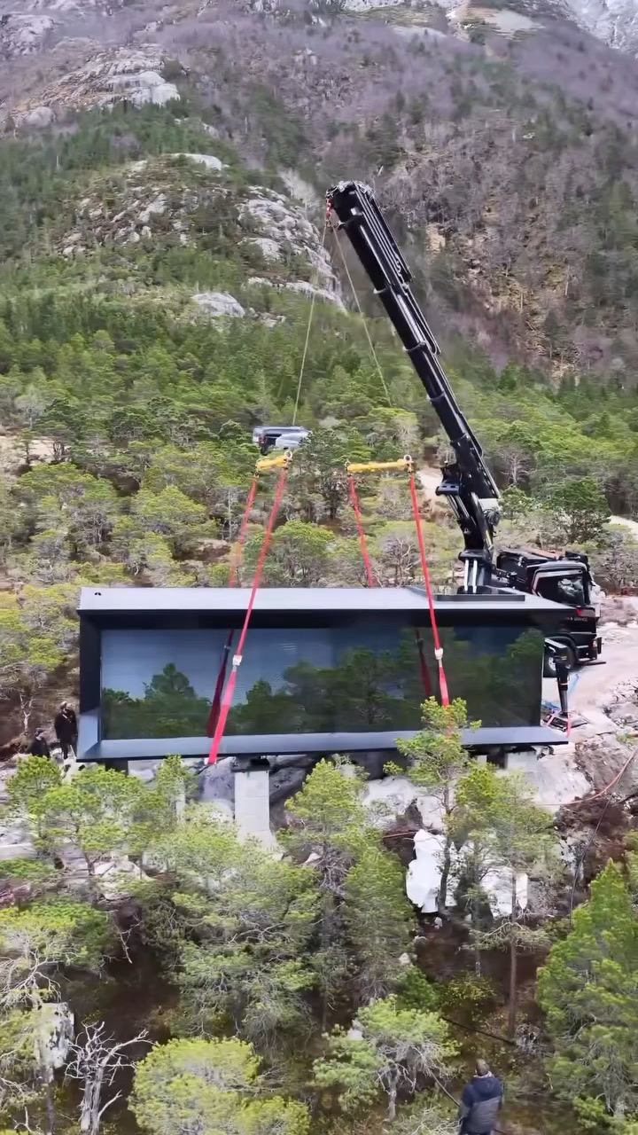 FLAT mirror cabin in a natural landscape