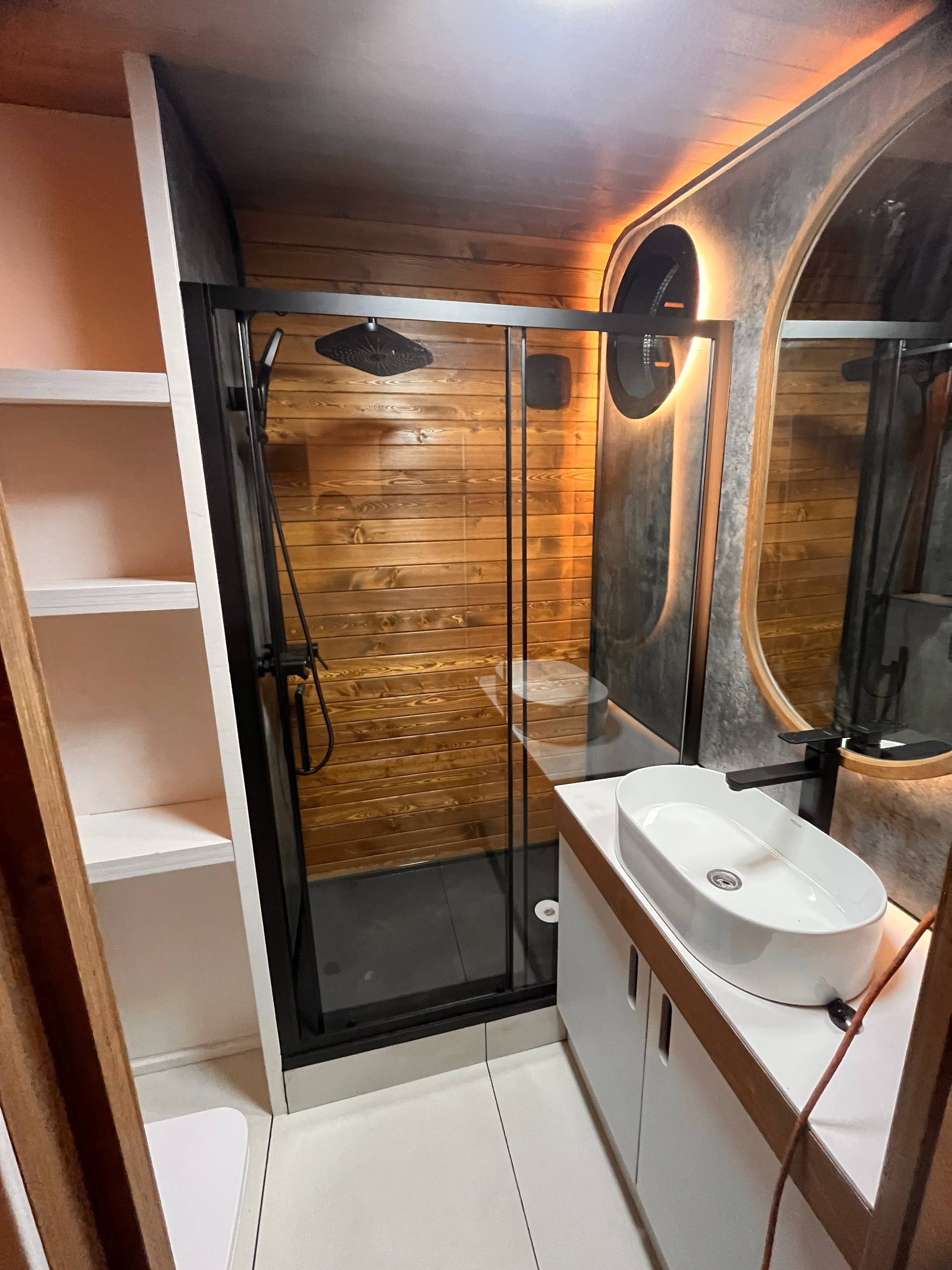 BRO6 bathroom with shower and illuminated mirror