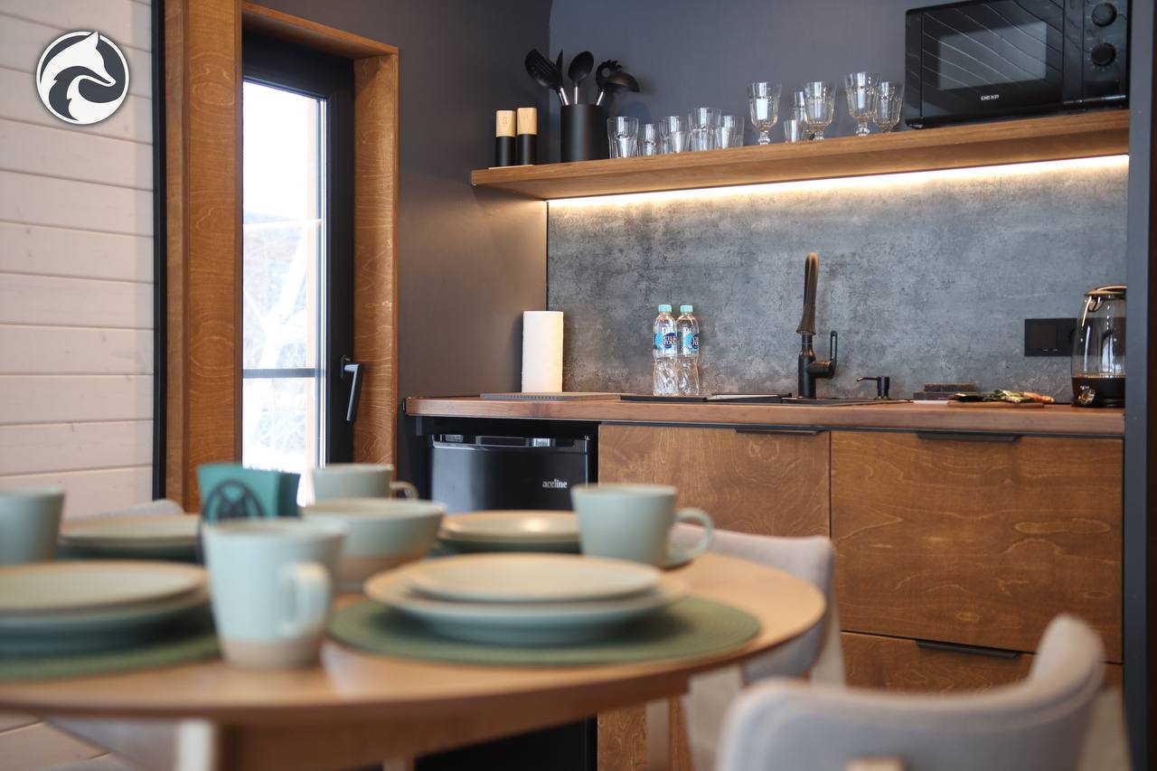 BARN 57 equipped kitchen with dining place settings